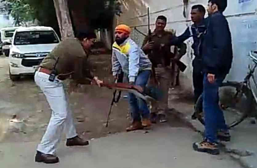 Three, persons, positions, seized, bhind news, bhind news in hindi, mp news नपा परिसर में बंदूक का रुतबा दिखा रहे तीन लोग पकड़े, 7 बंदूकें जब्त