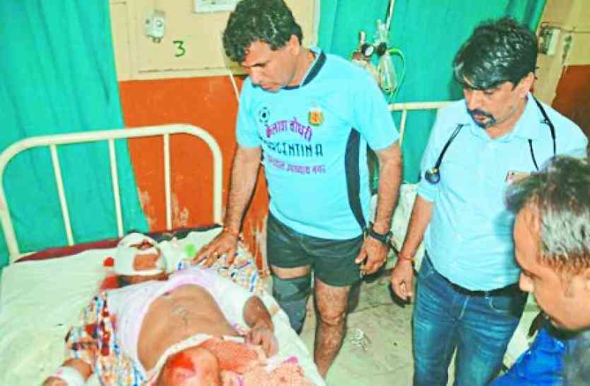 Seven injured,road accidenr,MLA stopped vehicles,help सड़क पर तड़पते रहे सात घायल, पड़ोस से गुजरते रहे वाहन , विधायक इस तरह बनकर आए मसीहा