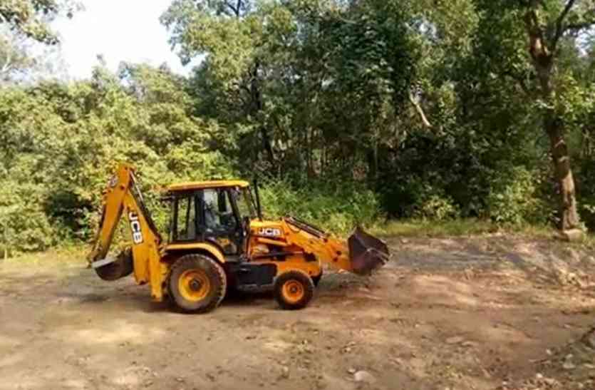 Work of MGNRE doing from JCB sitting in the house the laborers जेसीबी से करा रहे मनरेगा के काम, घर में बैठे हुए हैं मजदूर