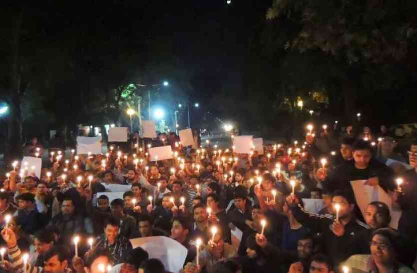 candle march of doctors in ajmer पायलट और डूडी मिले डॉक्टर्स से, यूं निकाला सरकार के खिलाफ कैंडल मार्च