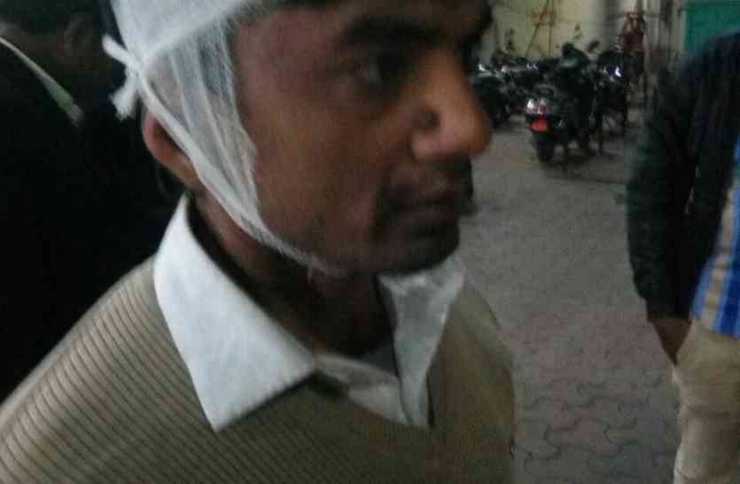 attack on lawyer पुलिस के बेटे ने साथी के साथ मिलकर वकील का सिर में कड़े से फोड़ा