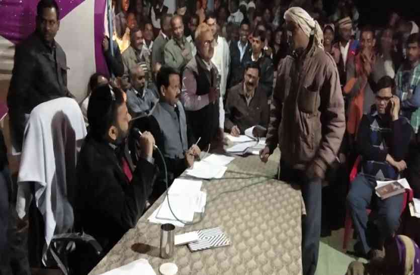 District Magistrate listened to villagers problems चौपाल लगाकर सुनी गई ग्रमीणों की समस्याएं, अधिकारियों के कसे गए पेंच