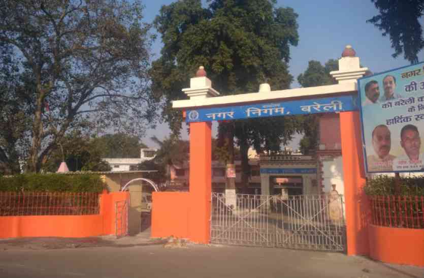Saffron color CM योगी के नक्शेकदम पर मेयर, नगर निगम पर चढ़ा भगवा रंग