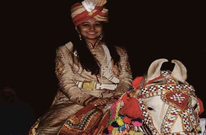 Aparna rolan Marriage PHOTOS : घोड़ी पर बैठी ये दुल्हन हैं सीकर की जिला प्रमुख, अपनी शादी में जमकर नाचीं