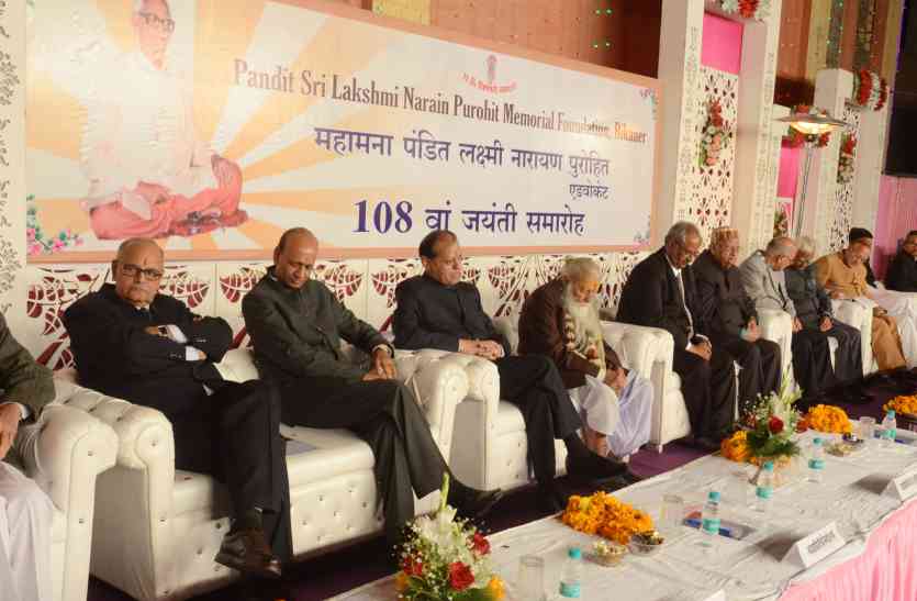 ceremony पंडित पुरोहित की स्मृति में टी.टी. प्रतियोगिता के विजेताओं को दिए पुरस्कार