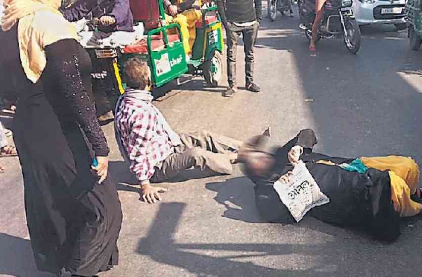 Meerut हाइवे पर लेटी दुष्कर्म पीड़िता, बोली- जब तक आरोपी गिरफ्तार नहीं होंगे, तब तक नहीं उठूंगी
