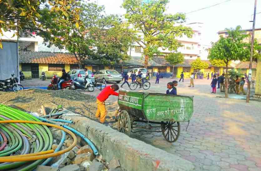 modis government school: Children study between flames of fire torture chamber है यह स्कूल, मानसिक यंत्रणाओं से गुजरते हैं मासूम