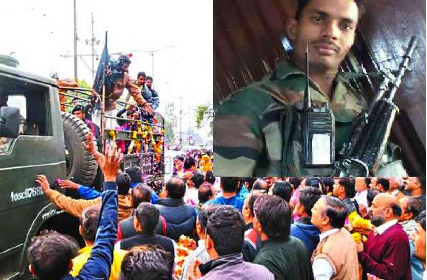 soldier nilesh dhakad शहीद नीलेश के अंतिम संस्कार पर गांववालों ने कि पुष्पवर्षा, चिता को भी मंडप सा सजा दिया