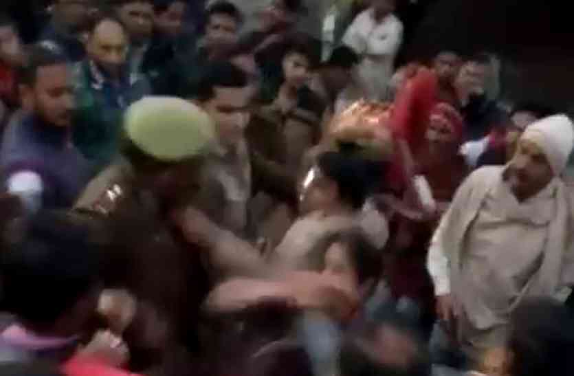 shamli दिल्ली पुलिस के सिपाही ने यूपी पुलिस के दरोगा की सरेबाजार की धुनाई, वीडियो वायरल