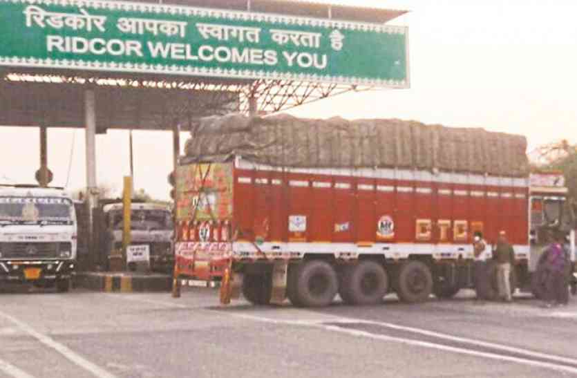 Barmer News रिश्तेदार से मांगा टोल तो भड़का थानेदार। पहुंचा दंबगई करने, टोलकर्मियों ने ठोक दिया। फिर हुआ एेसा...।