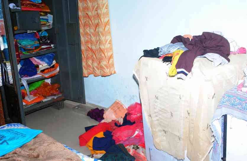 chori एक पहरा देता रहा और बाकि चार घर में लूट रहे थे गहने