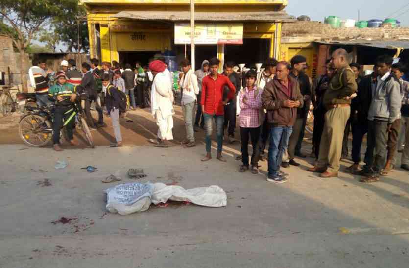 डम्पर की टक्कर से छात्र की मौत छुट्टी के बाद बाइक से घर जा रहे छात्रों के साथ हुआ कुछ ऐसा देखकर लोंगों के उड़ गए होश