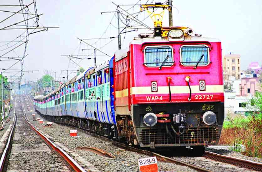 Railway न्यूज पेपर पर लपेटकर दे रहा थे यात्रियों को समोसा, जीएम ने किया 5 हजार जुर्माना