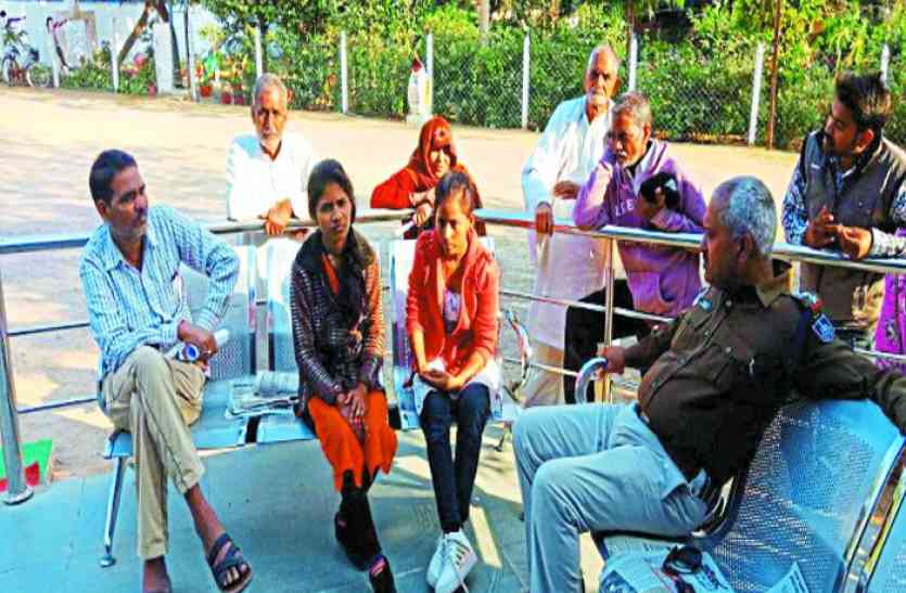 Uncle sells house after parentss death daughters demand money homeles मां-बाप के मरने पर चाचा ने बेच दिया मकान, बच्चियों ने पैसे मांगे तो कर दिया बेघर