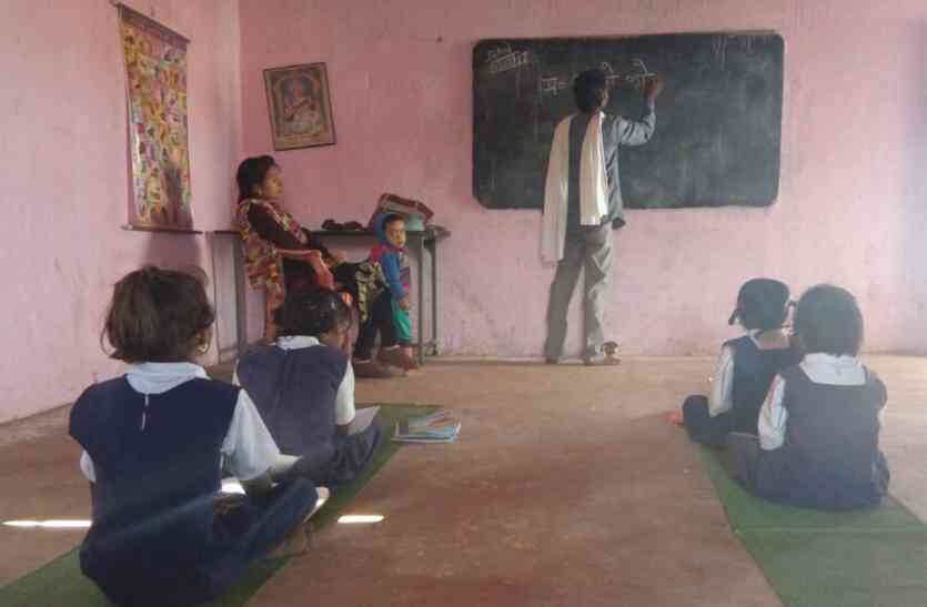 The future of children not being able to attend government schools सरकारी स्कूलों में नहीं संवर रहा बच्चो का भविष्य