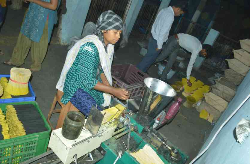Know how the world of arti turned from agarbatti जानिए कैसे अगरबत्ती से बदल गई आरती की दुनिया
