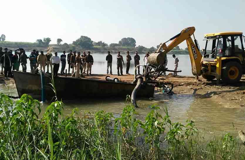 Explosions in the river pipe fired drum and submarine what is the matt नदी में किया विस्फोट, उडऩे लगे पाइप, ड्रम व पनडुब्बी, क्या है मामला?