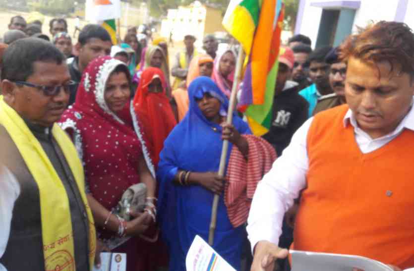 Adivasi communities flare up against Mafia by occupying land जमीन पर हो रहे कब्जे से माफिया के खिलाफ भड़का आदिवासी समुदाय