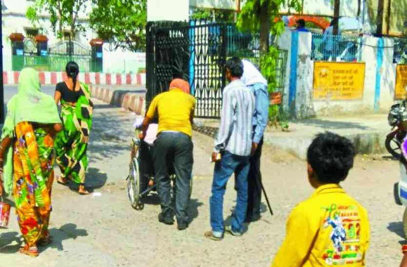 Story of District hospital singrauli MP के इस जिला अस्पताल में डॉक्टर से पहले टकरा जाते हैं दलाल, जानिए सरकारी इलाज की कड़वी हकीकत