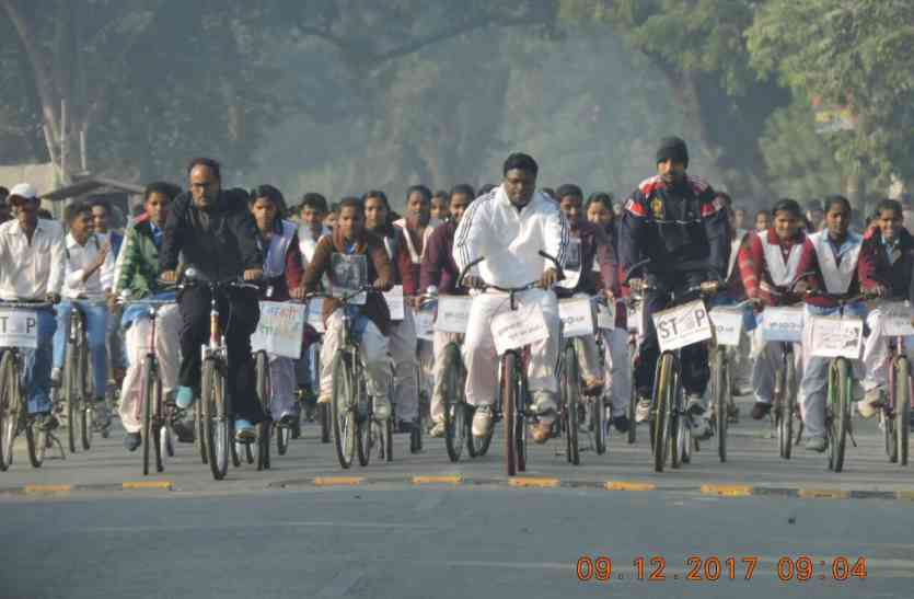 bhadohi dm महिलाओं से बोले डीएम ‘‘डरे नहीं-सहे नहीं‘‘, चलाई 10 किमी साइकिल