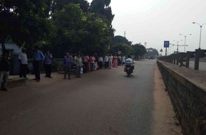 Change the bus stop, not light or shelter! बस स्टॉप बदला, न लाइट लगी न शेल्टर!