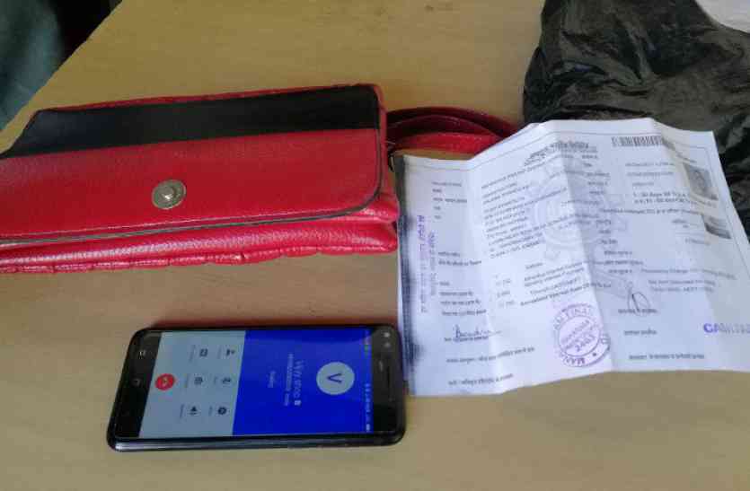 civil line मजदूरों ने पेश की ईमानदारी की मिसाल, रुपयों से भरा बैग पुलिस को लौटाया, देखें वीडियो