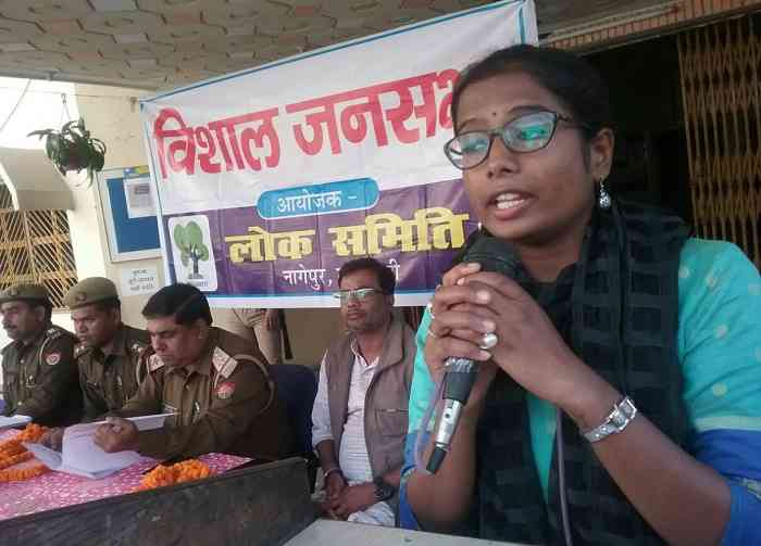 महिलाओं को आत्मरक्षा के टिप्स देती सामाजिक कार्यकर्ता