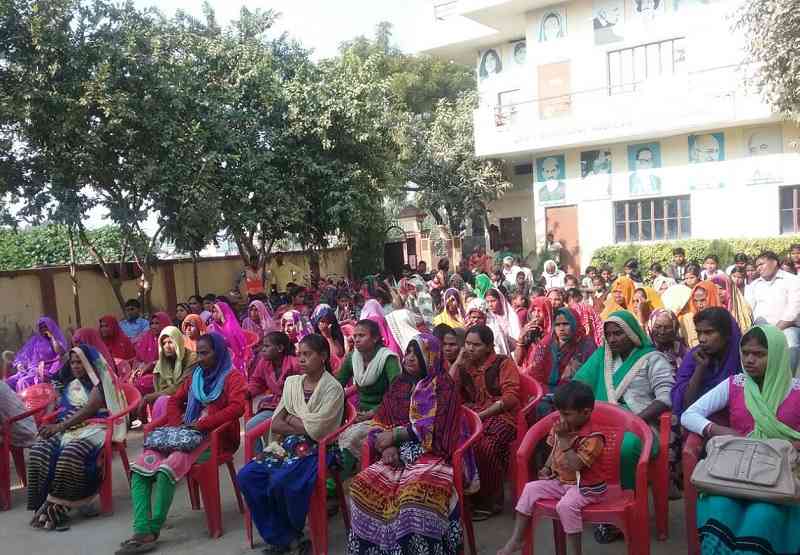 नागेपुर में महिला जागरूकता अभियान में जुटी महिलाएं