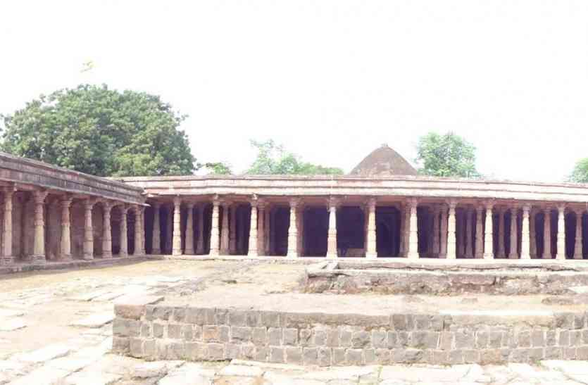dhar bhijshala news विवादित स्थल भोजशाला का अधिकारियों ने किया दौरा