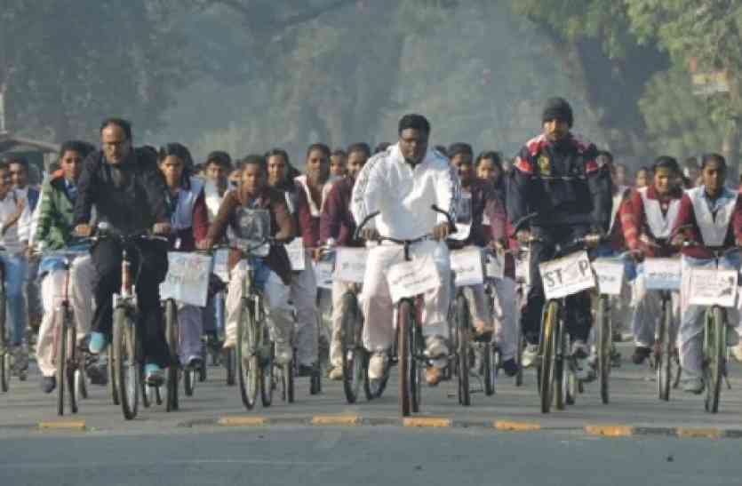 dm महिलाओं की सुरक्षा के लिए जिलाधिकारी ने चलाई 10 किमी साइकिल, कहा डरे नहीं, सहें नहीं