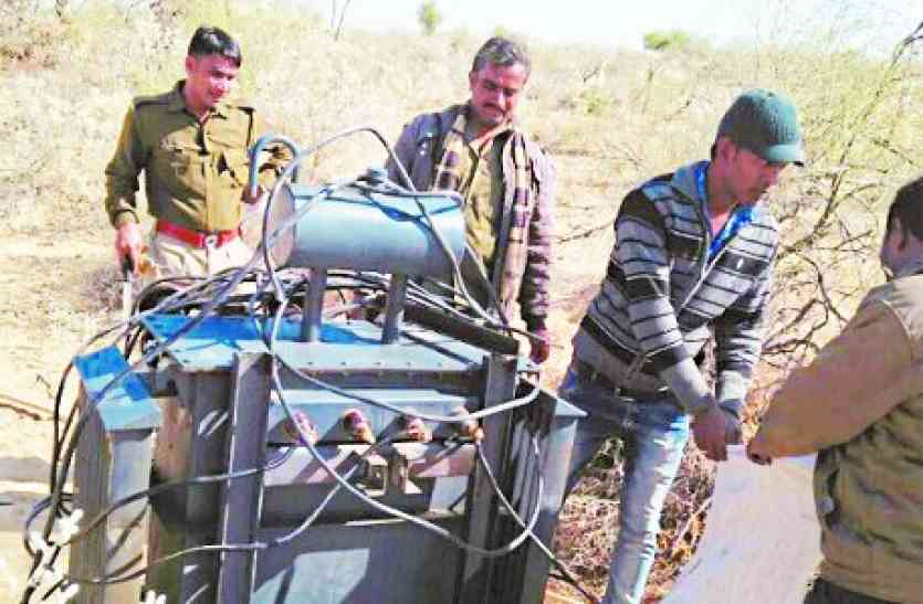 electricity theft,Three transformer,illegal धोरों में पकड़ी 11 लाख की विद्युत चोरी, तीन ट्रांसफार्मर मिले अवैध, जान जोखिम में डालने का खेल