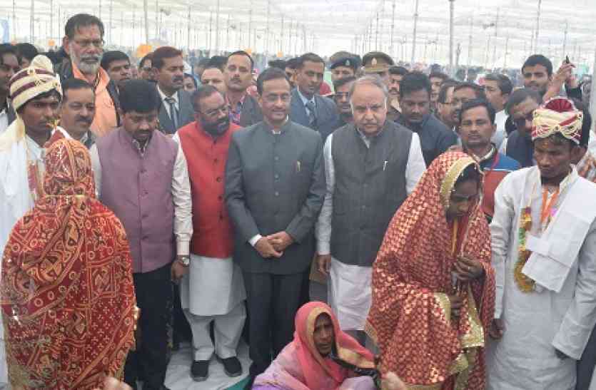 204 couples married संगम की रेती पर 204 वर वधू ने लिए सात फेरे