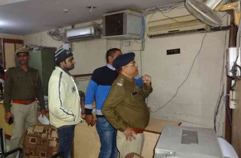 cash Deposit Machine Break केश डिपोजिट मशीन तोड़ 73 हजार रुपए पार, कैमरे में कैद हुआ पूरा घटनाक्रम