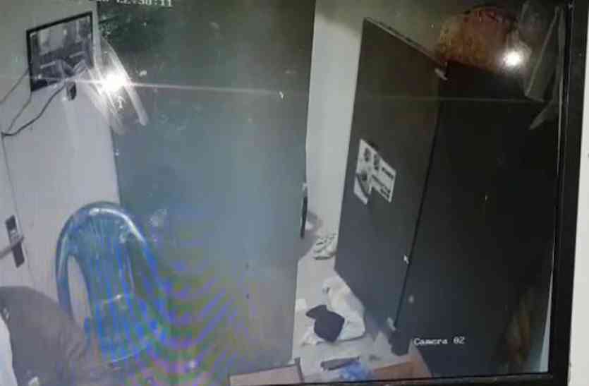 जांच के लिए 5 टीम, 15 दिन, 25 कर्मचारी, 125 संदेहियों से पूछताछ, 35 हजार का इनाम, बावजूद डकैती का सुराग नहीं जांच के लिए 5 टीम, 15 दिन, 25 कर्मचारी, 125 संदेहियों से पूछताछ, 35 हजार का इनाम, बावजूद डकैती का सुराग नहीं