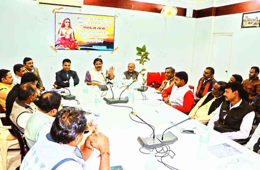 dhar collector news अब कलेक्टर करेंगे शंकराचार्य के लिए धातु इकट्ठा