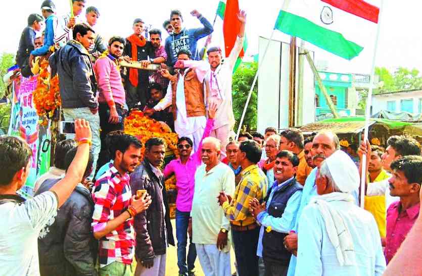 nilesh dhakad नीलेश के अस्थि कलश दर्शन को उमड़े लोग