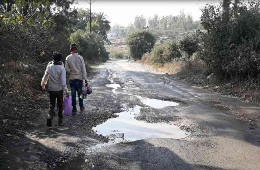 damaged roads video : पांच महीने में ही टूट गया नेशनल हाईवे का पेवर, सामने आई ठेकेदारों की मिलीभगत