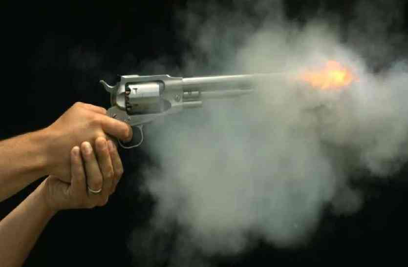 firing on the street फिल्मी स्टाइल में गाड़ी से रोका और कर दी फायरिंग
