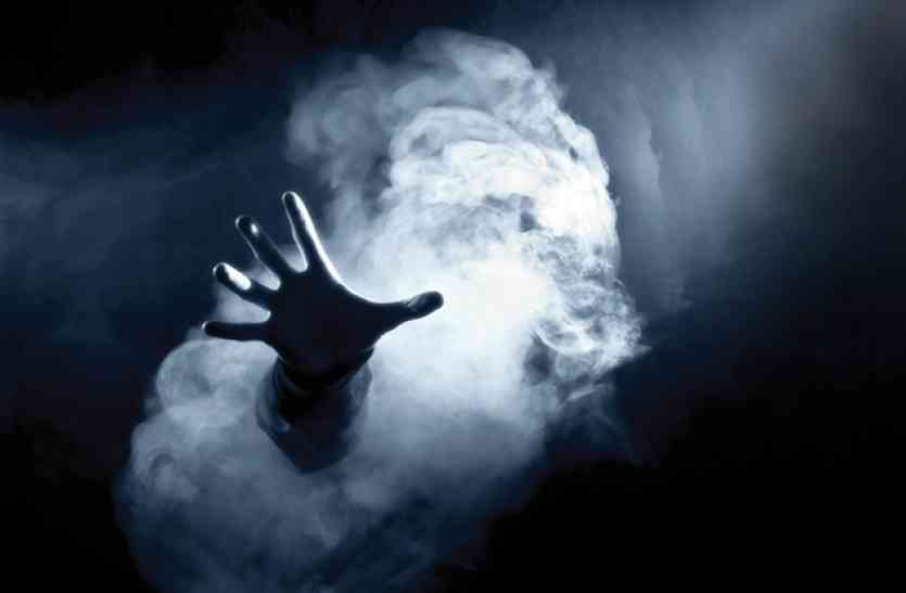 Camps of ghosts in schools girls doing such acts स्कूल में भूतों का डेरा, छात्राएं कर रहीं ऐसी हरकत
