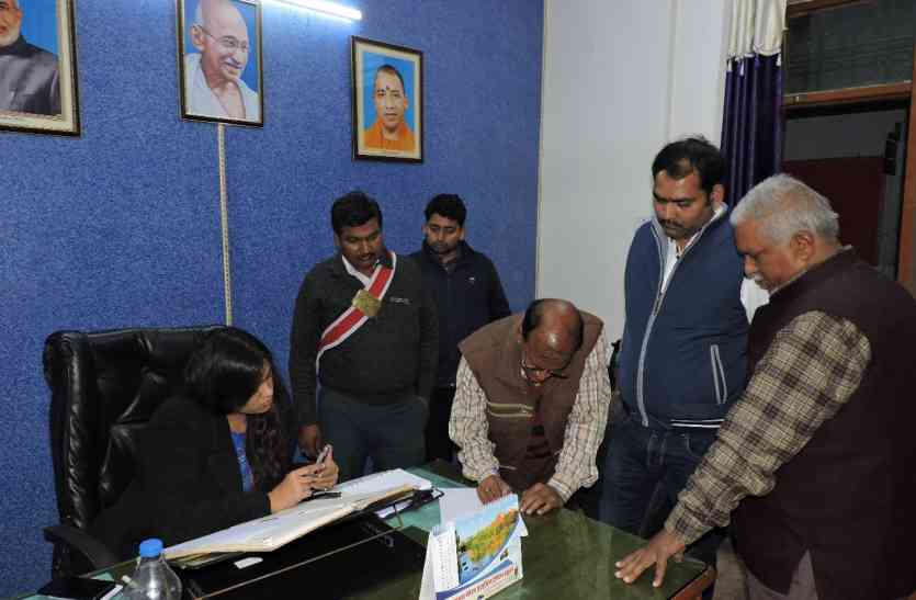 people arrested in unaao शौचालय और अलमारियों में छिपे मिले दलाल व बाबुओं के निजी कारीगर