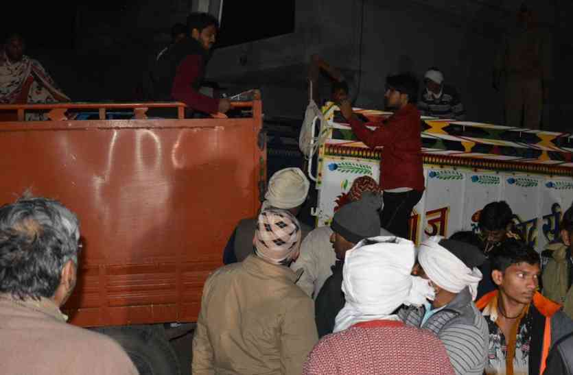 cow smugglers parents refuse to do postmortem अलवर गौ तस्करी मामला: अब इस बात पर अड़े मृतक के परिजन