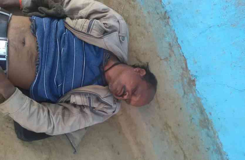 Drunken headmaster शराब के नशे में चूर हेडमास्टर स्कूल पहुंचने से पहले ही गिर पड़े, दिनभर लटकता रहा ताला