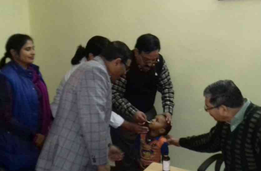 cmo agra, cmo dr mukesh kumar vats, mission indradhanush, bal poshan mah, tikakaran, tikakaran in mission indradhanush, pregnant women, pregnancy, Integrated Child Development Services, new birth child, Bal Swasthya Poshan Mah कुपोषण से जंग में विभाग ने बनाया प्लान