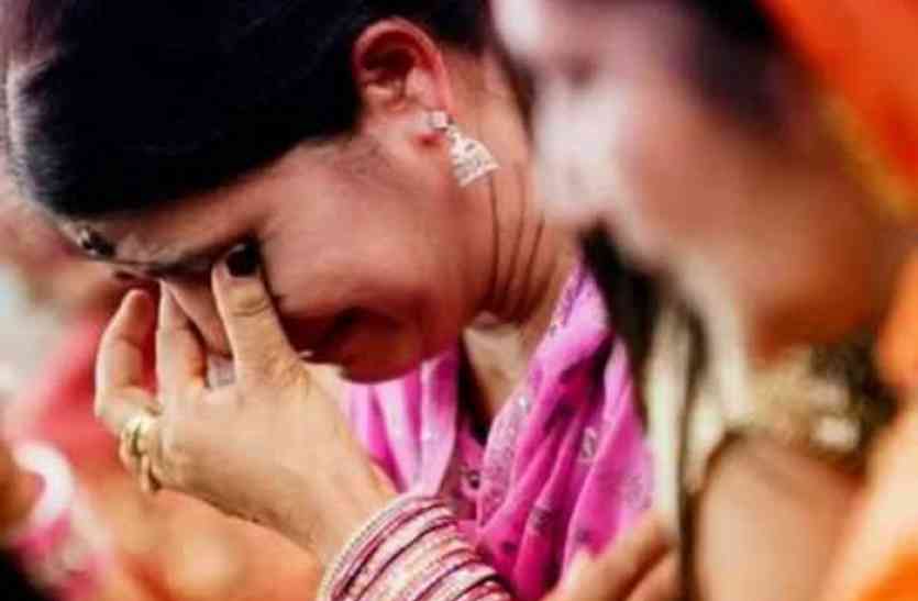 mother and 3 daughter in trouble udaipur बेघर होकर भटक रही मां और तीन बेटियां, नम आंखों से गिड़गिड़ाती रही सबके सामने मगर…