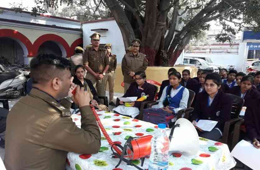 Police officers will remain alert 24 hour हिफाजत के लिए 24 घंटे तत्पर रहेगी पुलिस, छात्राओं का किया मार्गदर्शन