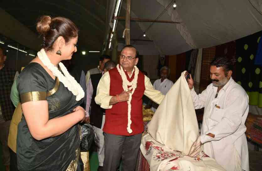 khadi mela video: उदयपुर में खादी ग्रामोद्योग प्रदर्शनी का आगाज, 15 दिन चलेगी, अनेक खादी उत्पादों पर मिलेगी छूट