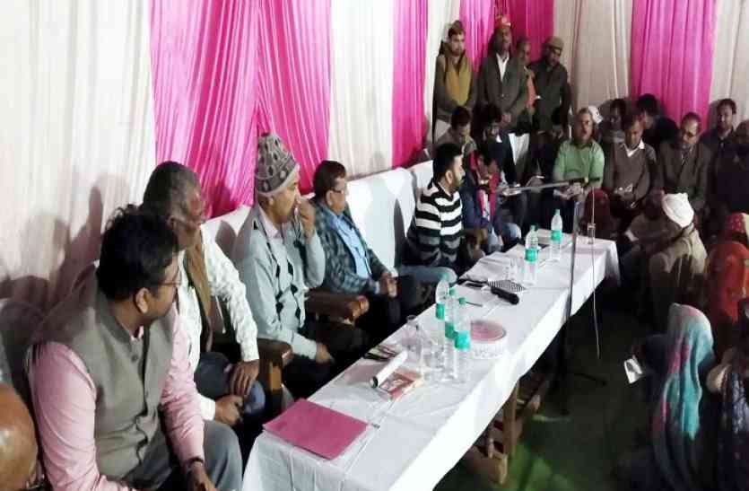 District Magistrate ne tatoli Sense of Development Work जिलाधिकारी ने टटोली विकास कार्य की नब्ज, चौपाल लगाकर ग्रामीणों से हुए रूबरू