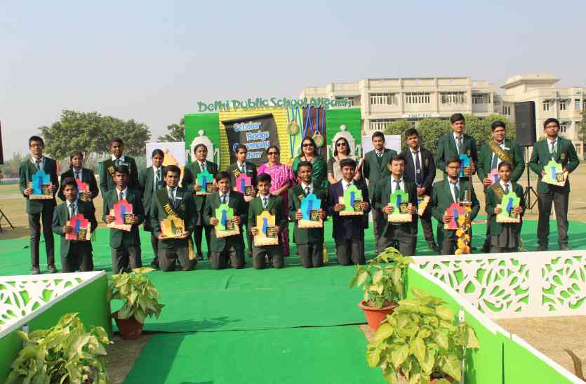 Delhi Public School Scholar Badge Ceremony में सम्मान मिला तो खुशी से झूम उठे मासूम
