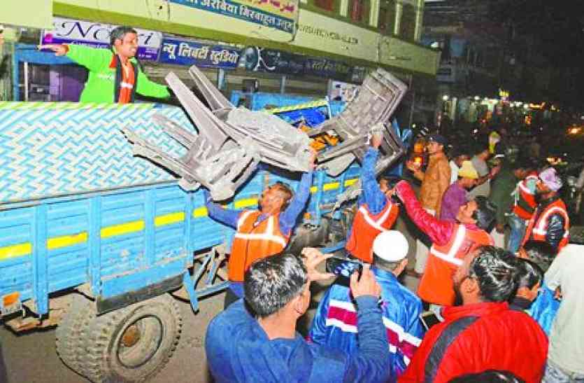 patrika डेढ़ घंटे तक सड़कों पर मची अफरा-तफरी, जो सामान दिखा उठा ले गए