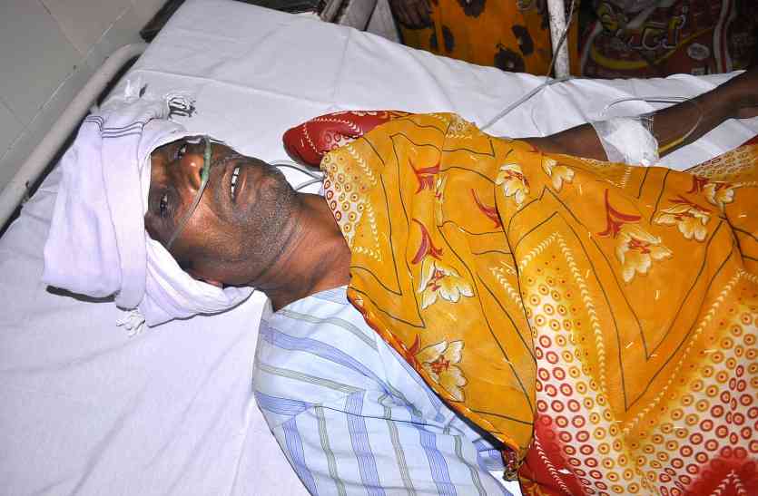Son rescued by a trapped farmer trapped by debt कर्ज से परेशान किसान पेड़ पर फंदा बांधकर झूला, बेटे ने बचाया